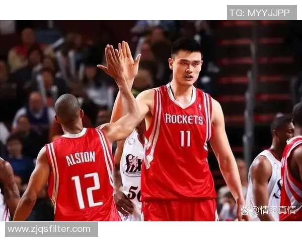 姚明与巴特的篮球传奇：跨越时代的友谊与竞争之路