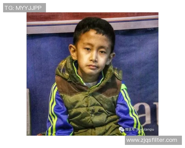 贝贝的成长之路：从小巨人到篮球梦想的追逐者