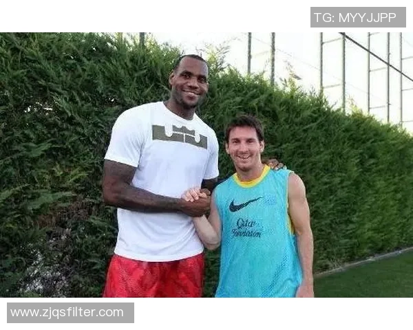 港星与足球明星同框合影展现体育与娱乐的完美碰撞与友谊瞬间