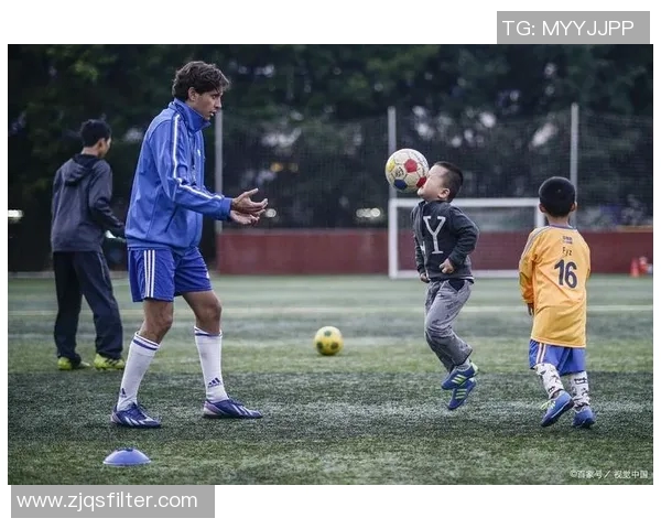 足球明星们的日常生活揭秘：训练场上的友谊与场外的趣事分享