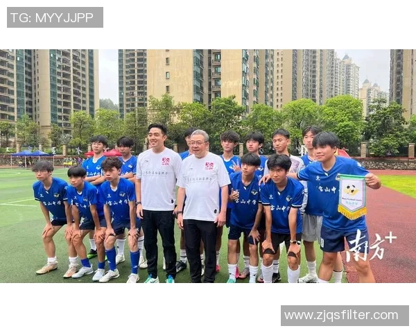 足球明星齐聚一堂共建梦想帐篷展现团结与友谊的精彩瞬间